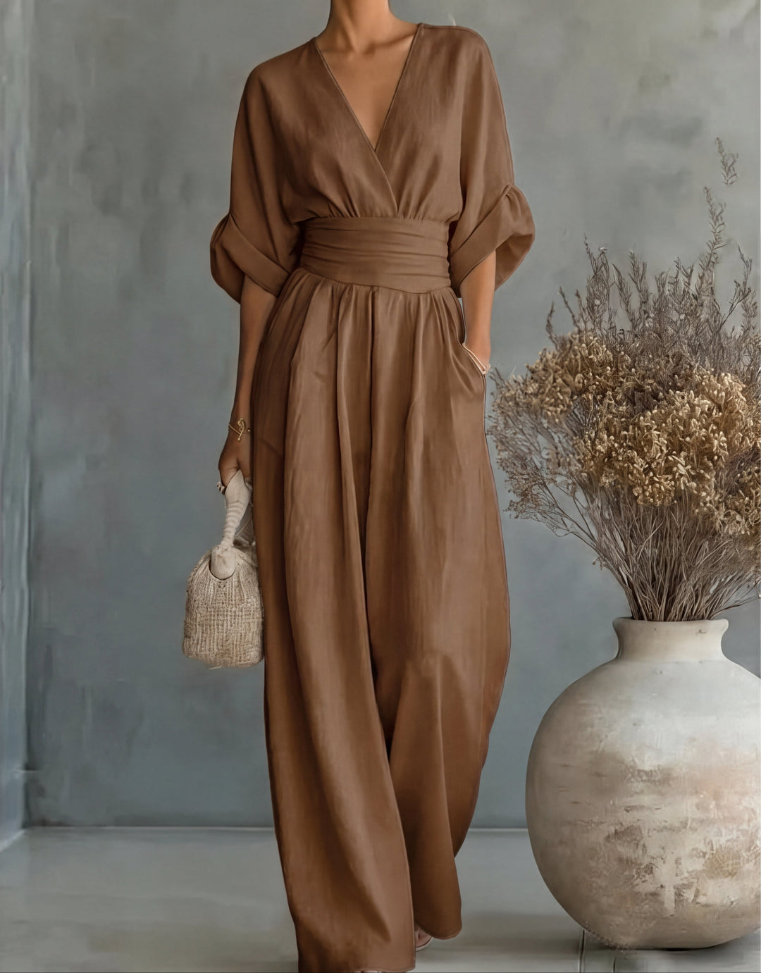 Valentina | Tuta elegante con scollo a V e gamba ampia